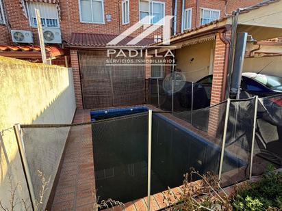 Piscina de Casa adosada en venda en Chozas de Canales amb Aire condicionat, Calefacció i Piscina