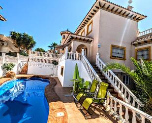 Vista exterior de Casa o xalet en venda en Orihuela amb Aire condicionat, Terrassa i Piscina