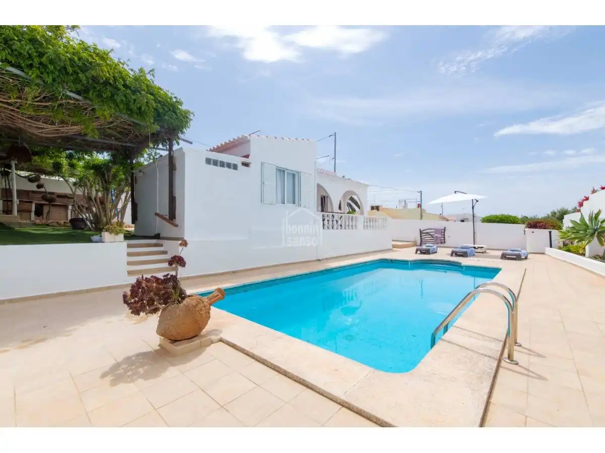 Vista exterior de Casa o xalet en venda en Alaior amb Jardí privat, Terrassa i Piscina