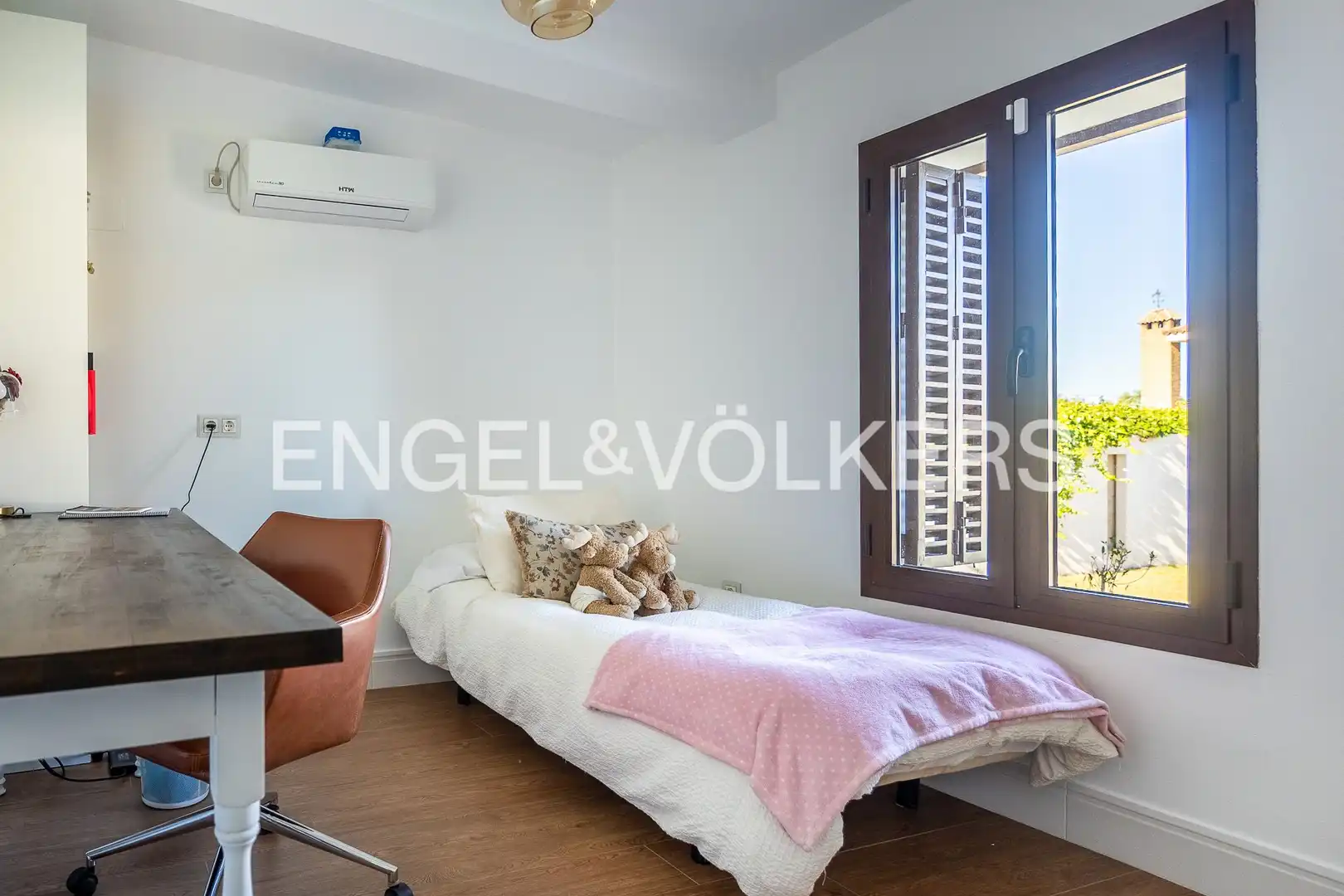 Balcony of Houses for sale in Valencina de la Concepción  with Air Conditioner, Heating and Private garden