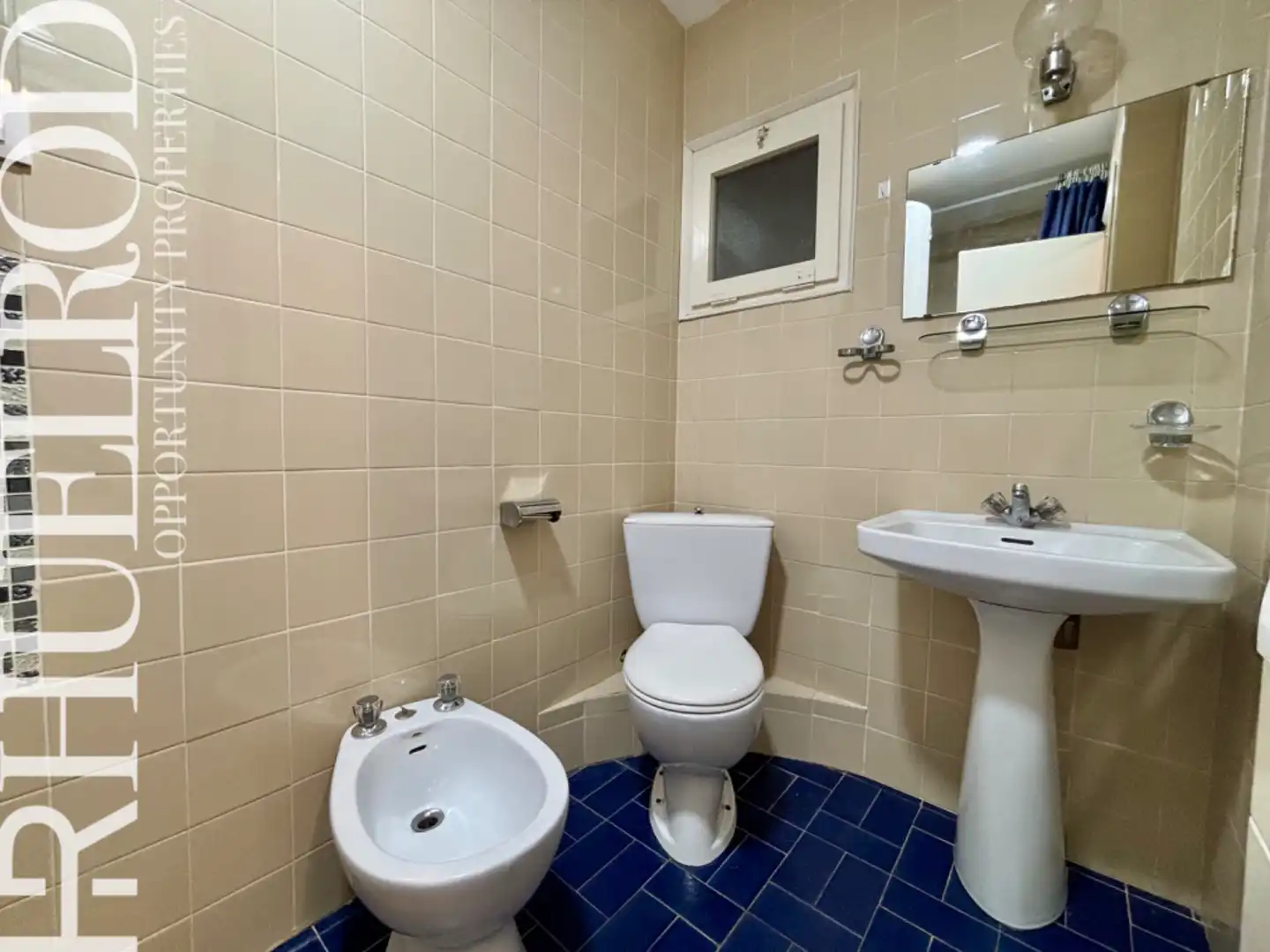 Badezimmer von Dachboden zum Verkauf in Calella mit Terrasse, Ofen und Internet