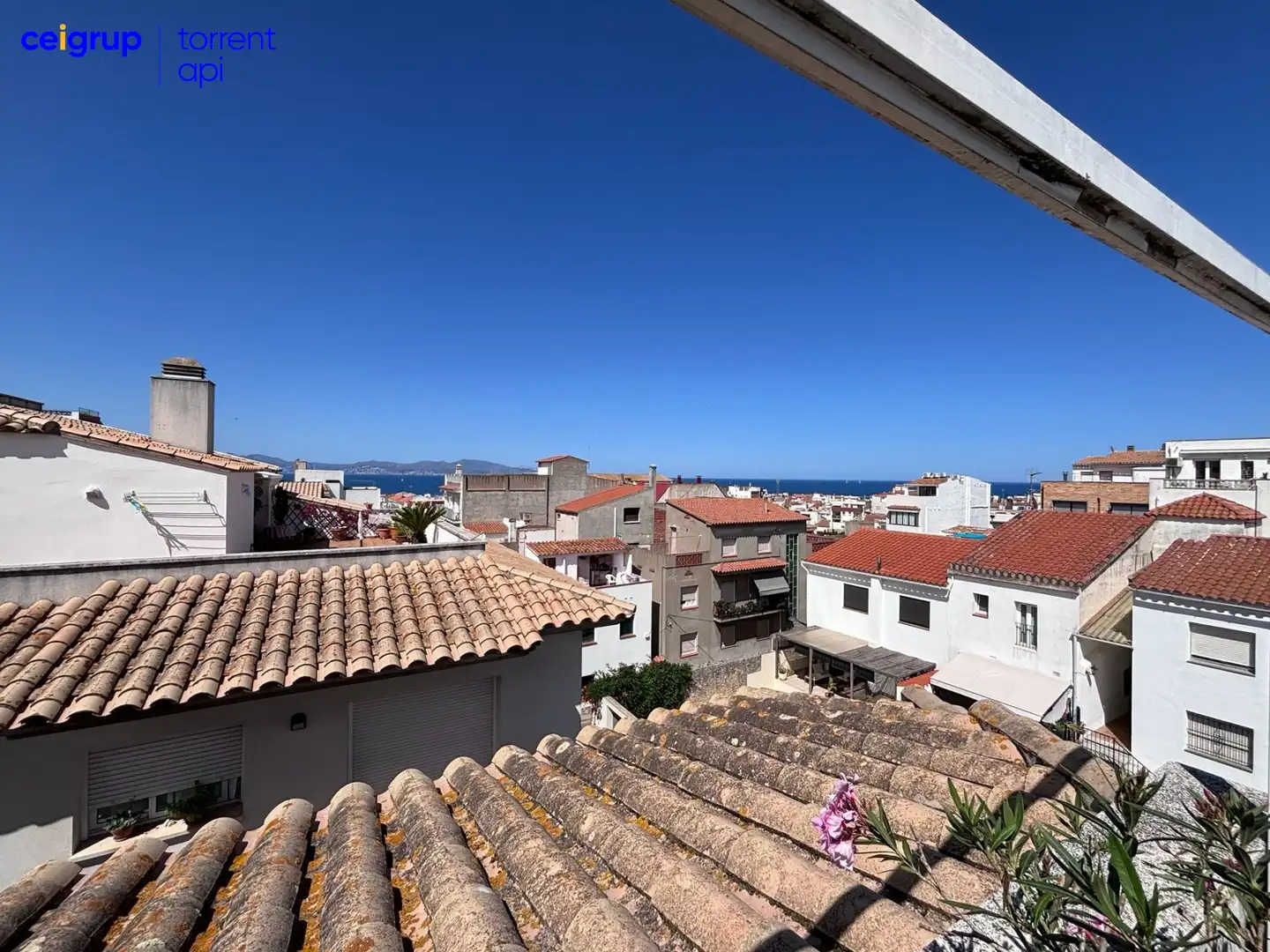 Vista exterior de Àtic en venda en L'Escala amb Calefacció i Terrassa