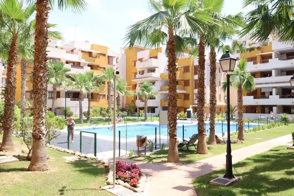 Vista exterior de Apartamento de alquiler en Torrevieja con Aire acondicionado, Calefacción y Jardín privado