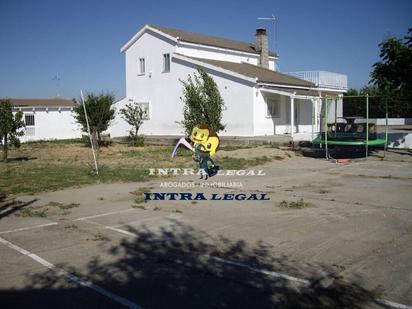 Vista exterior de Casa o xalet en venda en Arapiles amb Calefacció, Terrassa i Piscina