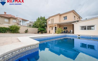 Vista exterior de Casa o xalet en venda en La Nucia amb Aire condicionat, Terrassa i Piscina