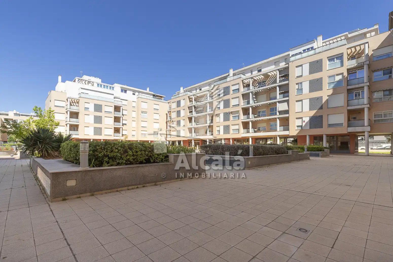 Außenansicht von Wohnung zum Verkauf in Alcalá de Henares mit Klimaanlage, Heizung und Privatgarten