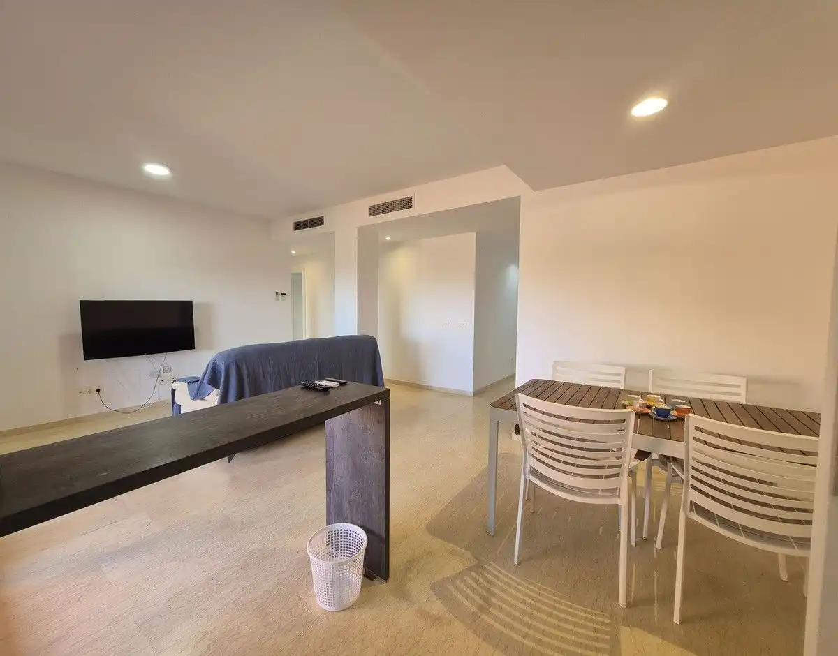 Wohnzimmer von Dachboden zum Verkauf in Manilva mit Klimaanlage, Heizung und Terrasse