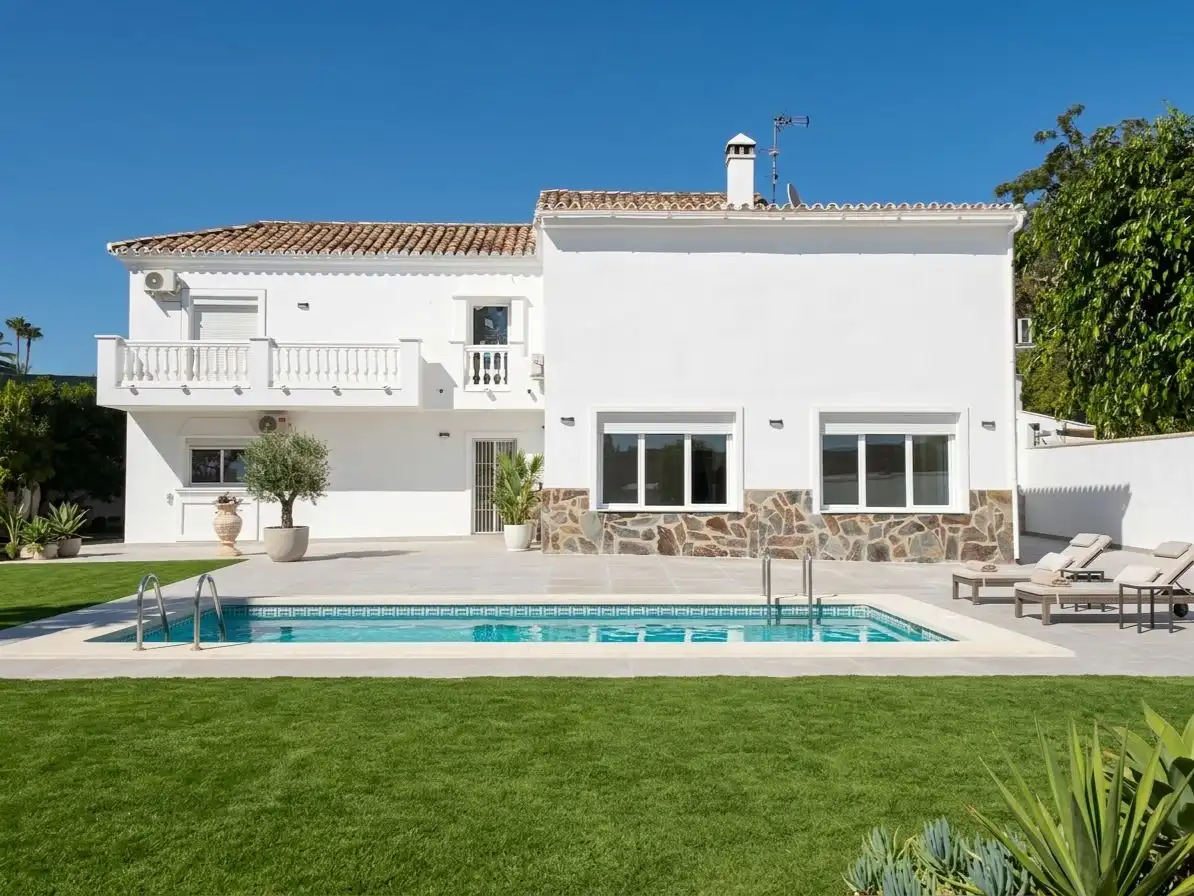 Vista exterior de Casa o xalet de lloguer en Marbella amb Jardí privat, Terrassa i Piscina