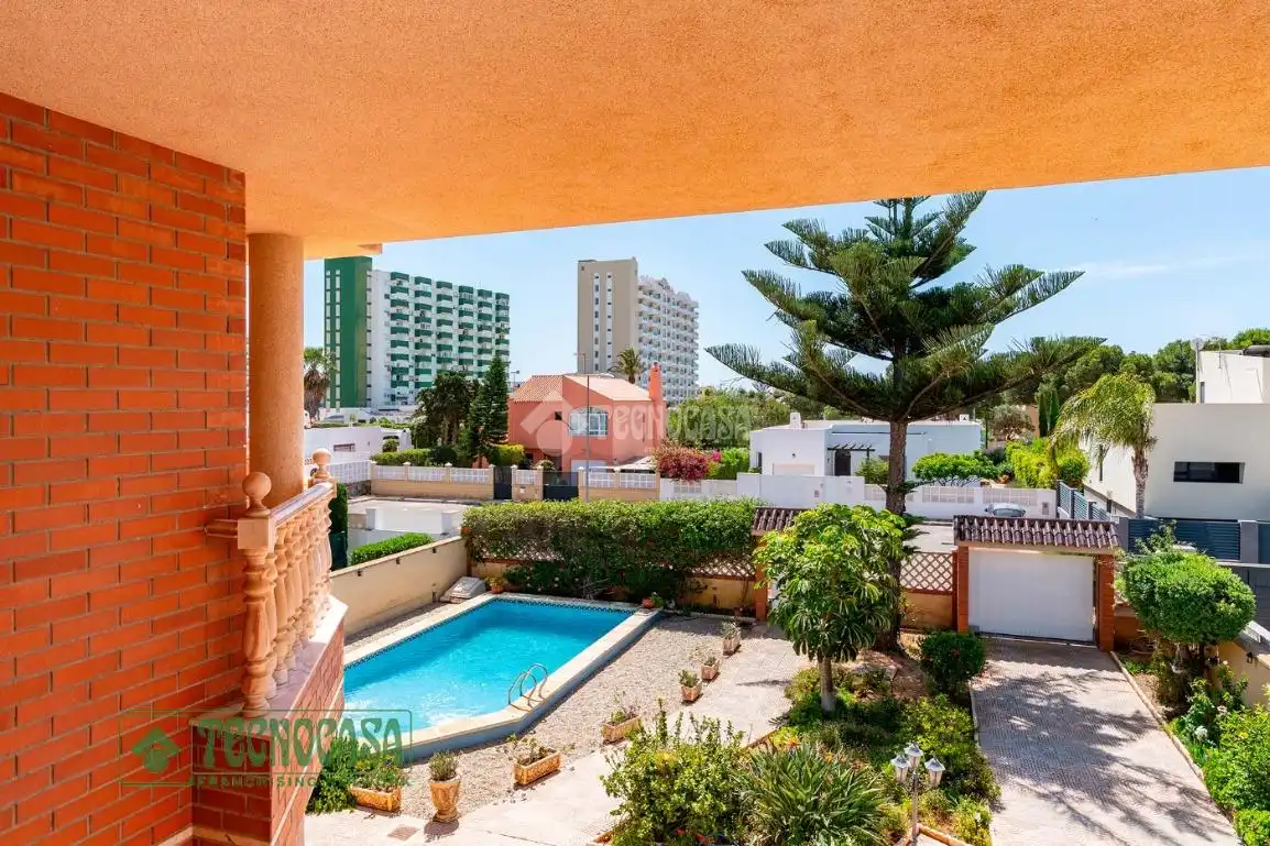 Vista exterior de Casa o xalet en venda en Roquetas de Mar amb Calefacció, Parquet i Terrassa