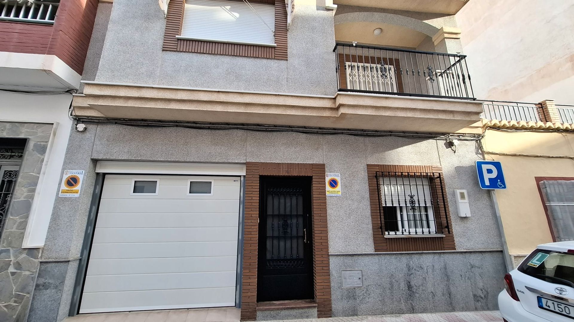 Vista exterior de Casa o xalet en venda en Motril amb Aire condicionat, Terrassa i Traster