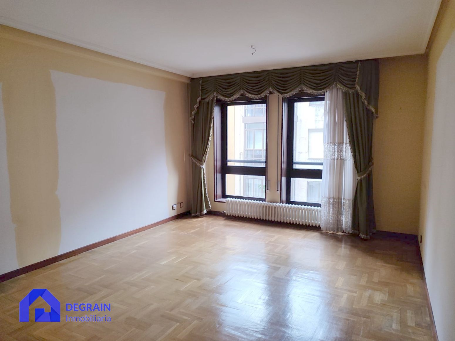 Sala d'estar de Pis en venda en Oviedo  amb Calefacció i Traster