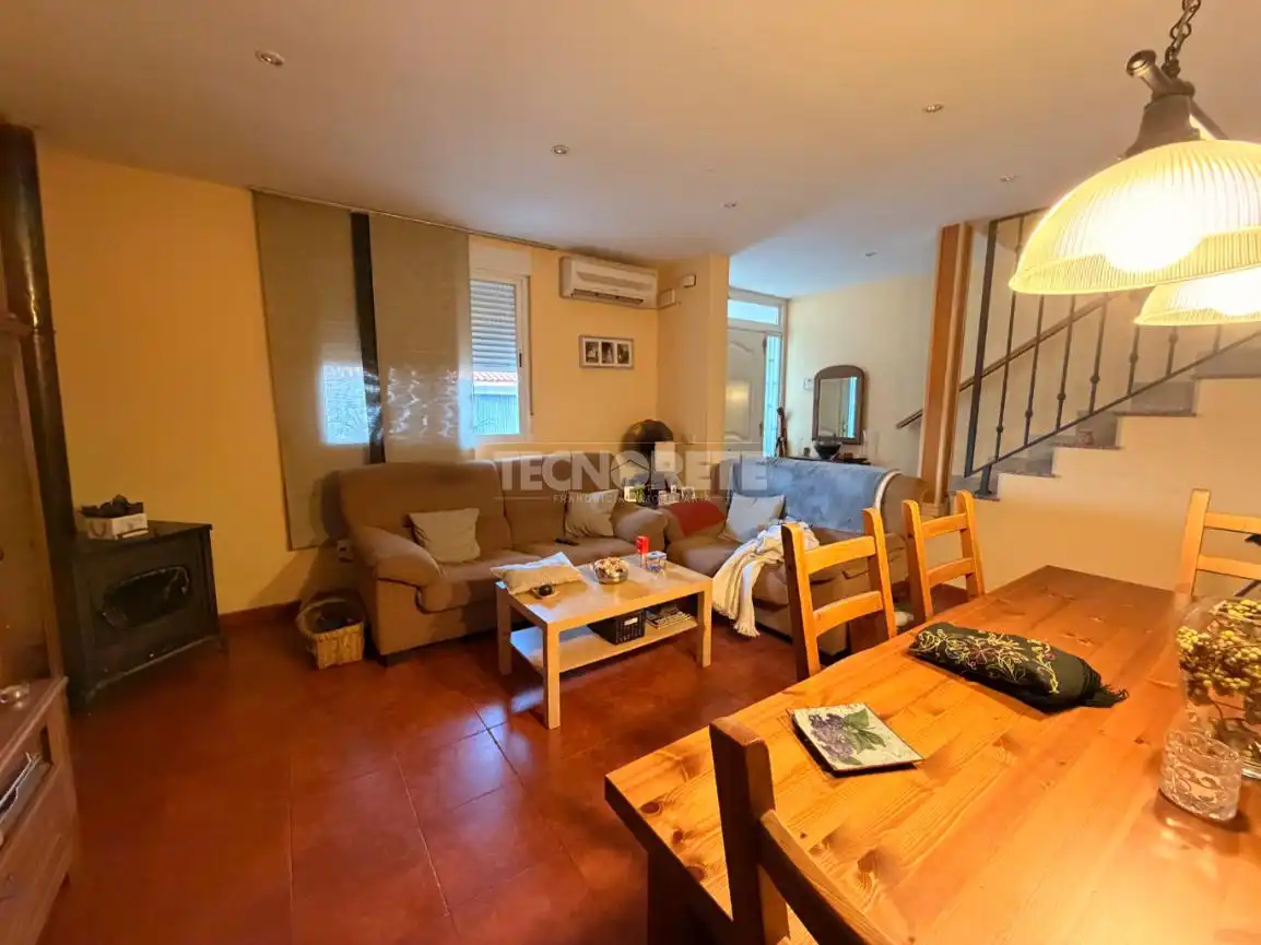 Sala de estar de Casa adosada en venta en Aldeanueva de Barbarroya con Aire acondicionado, Terraza y Amueblado