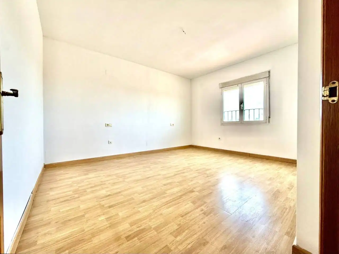 Habitación de Casa adosada en venta en Miguel Esteban con Alarma y Piscina comunitaria