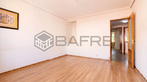 Foto 2 de Piso en venta en Calle de Ferroviarios, Almendrales, Madrid Capital