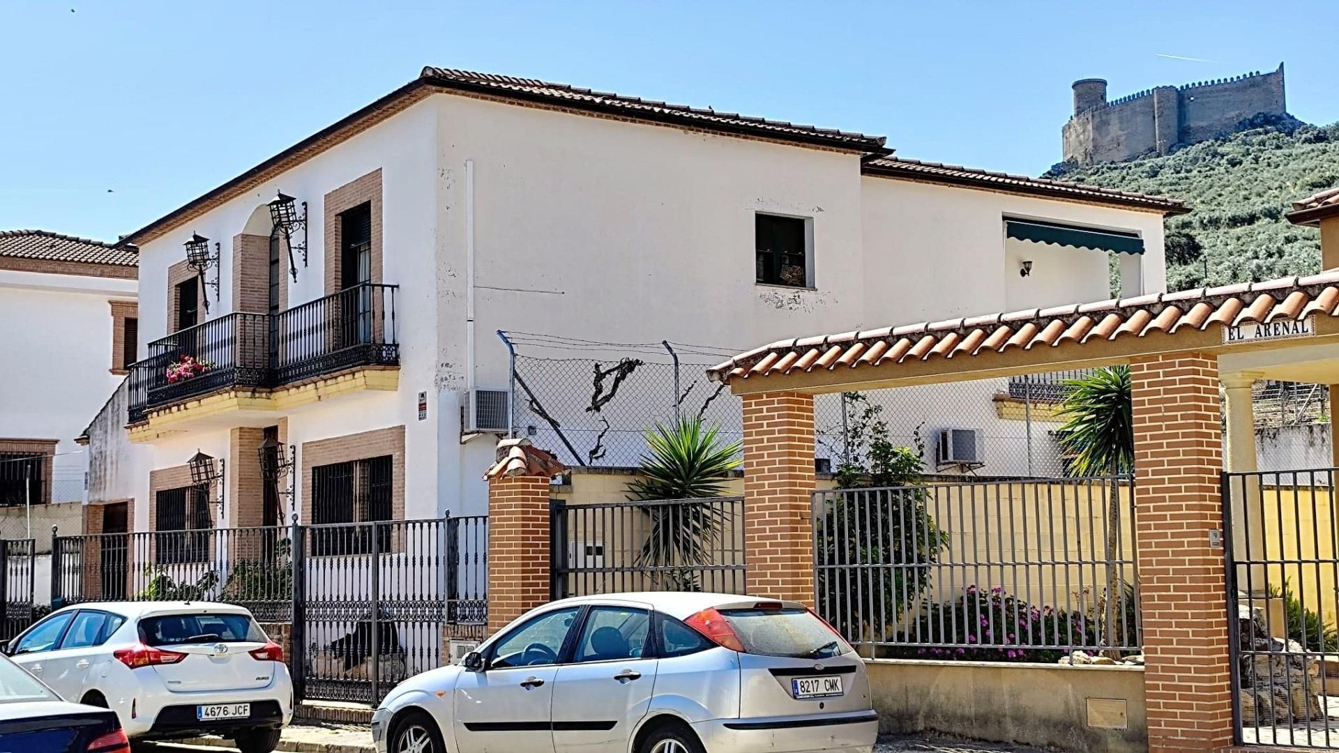 Vista exterior de Casa adosada en venda en Puebla de Alcocer amb Aire condicionat, Calefacció i Terrassa