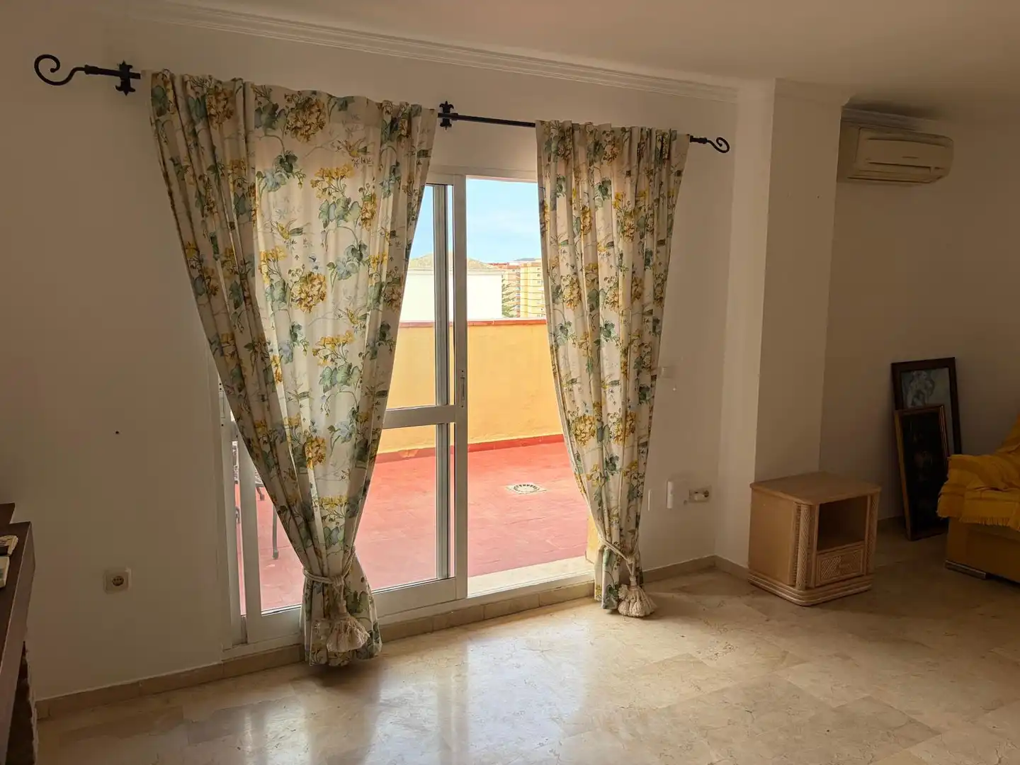 Wohnzimmer von Wohnung zum Verkauf in Fuengirola mit Klimaanlage, Terrasse und Möbliert