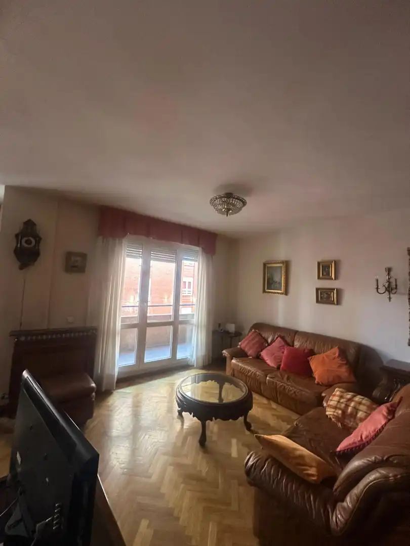 Sala de estar de Piso en venta en León Capital  con Calefacción, Terraza y TV