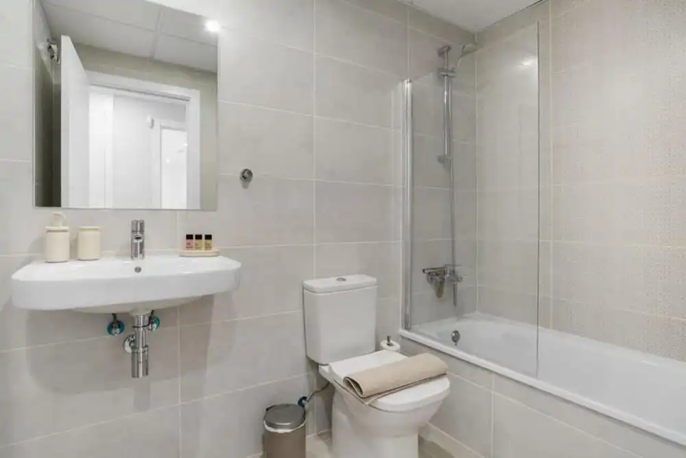 Badezimmer von Wohnungen zur Miete in Selwo