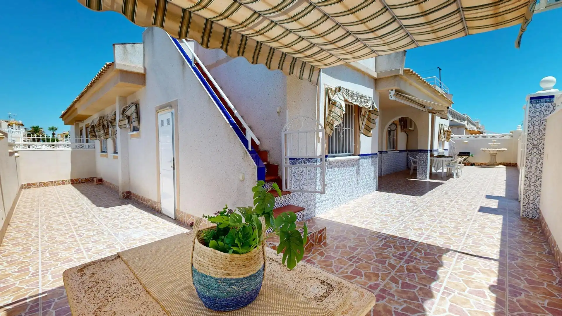 Terrassa de Casa adosada en venda en Torrevieja amb Aire condicionat, Calefacció i Jardí privat