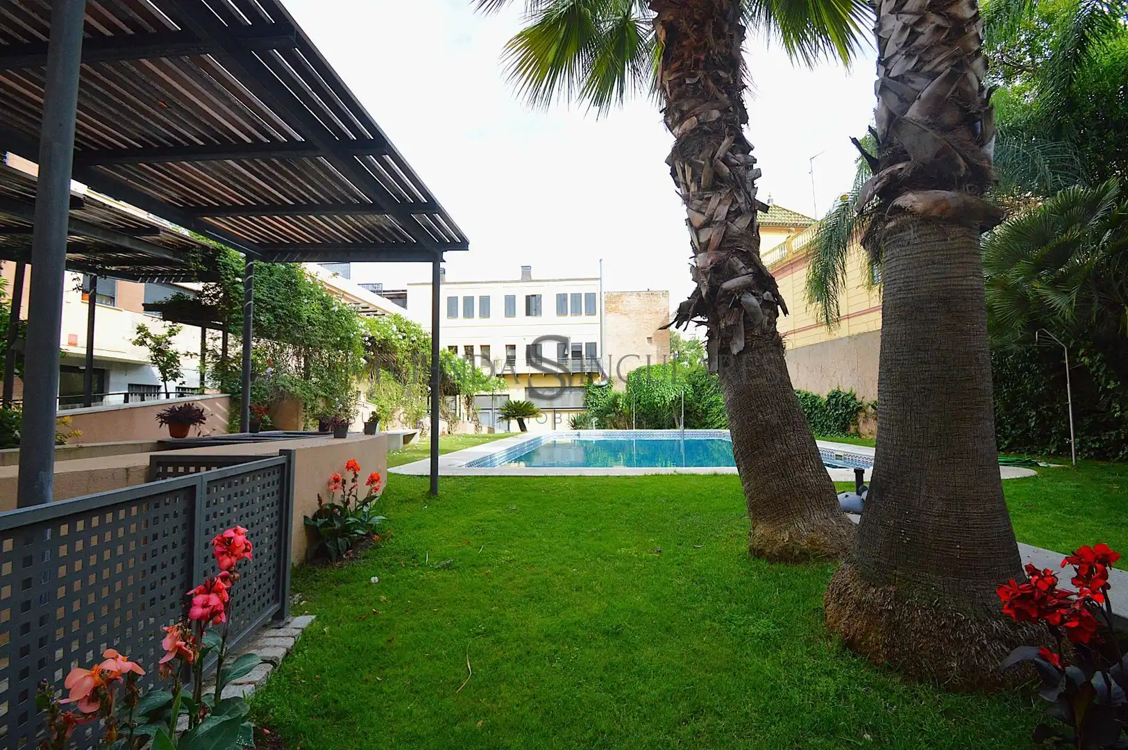 Piscina de Pis de lloguer en  Sevilla Capital amb Aire condicionat, Jardí privat i Moblat