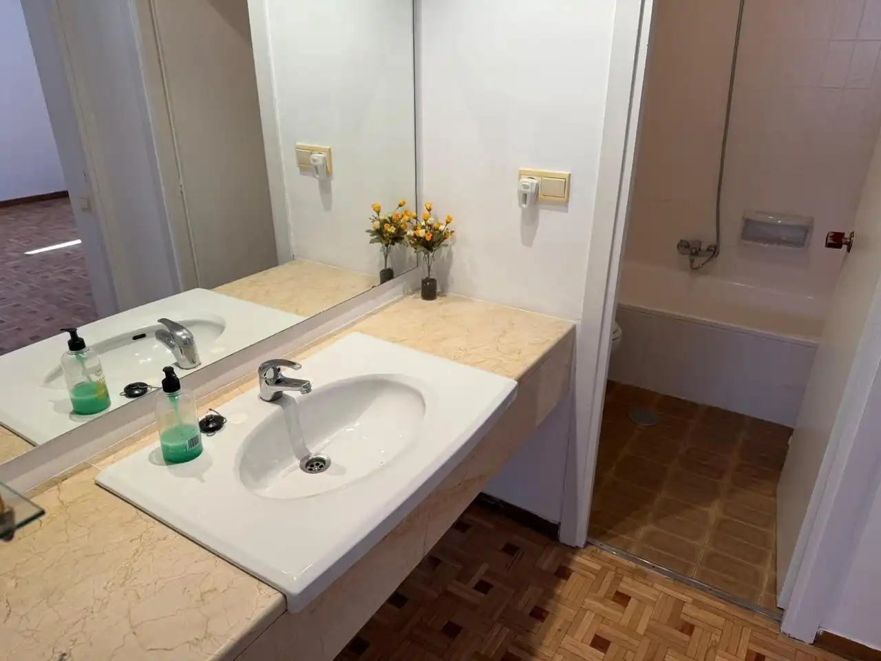 Badezimmer von Wohnung zur Miete in Ciudad Lineal