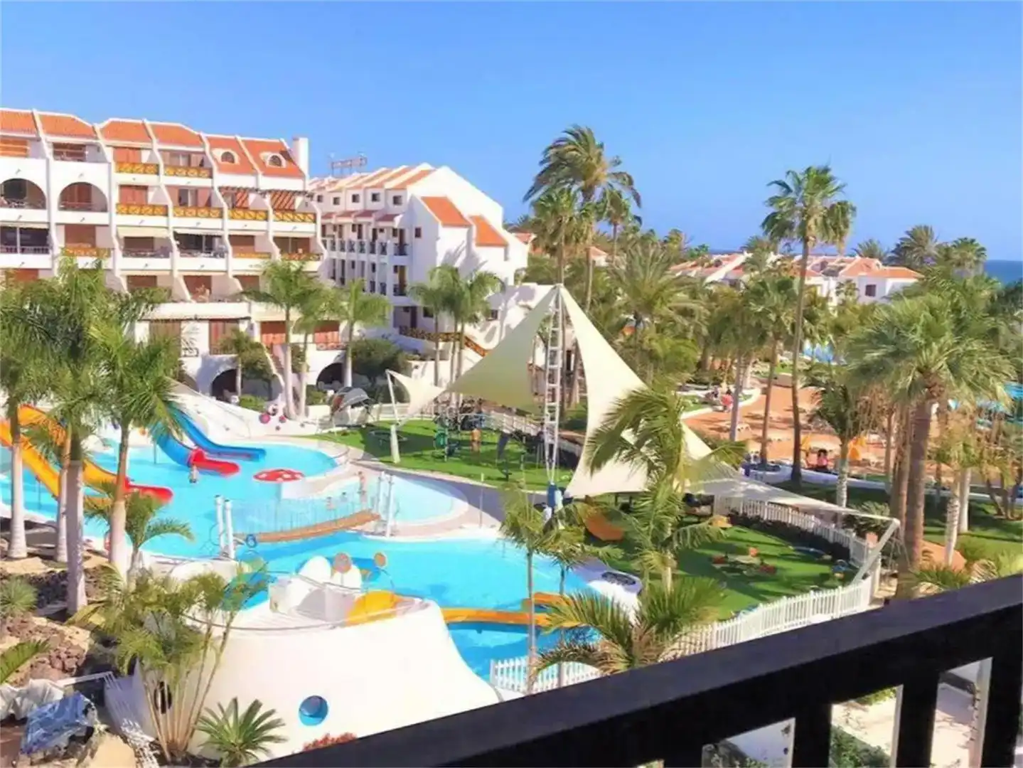 Vista exterior de Dúplex en venta en Arona con Jardín privado, Piscina y Amueblado
