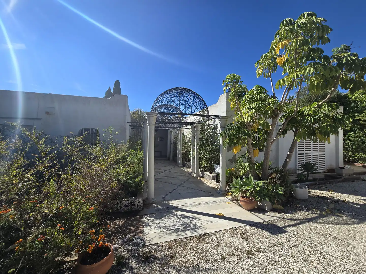 Vista exterior de Casa o xalet en venda en Marbella amb Calefacció, Jardí privat i Terrassa