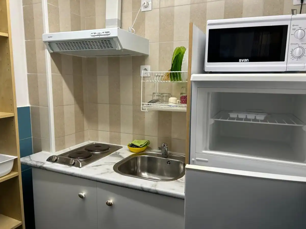 Cocina de Estudio de alquiler en L'Hospitalet de Llobregat con Aire acondicionado, Calefacción y Amueblado