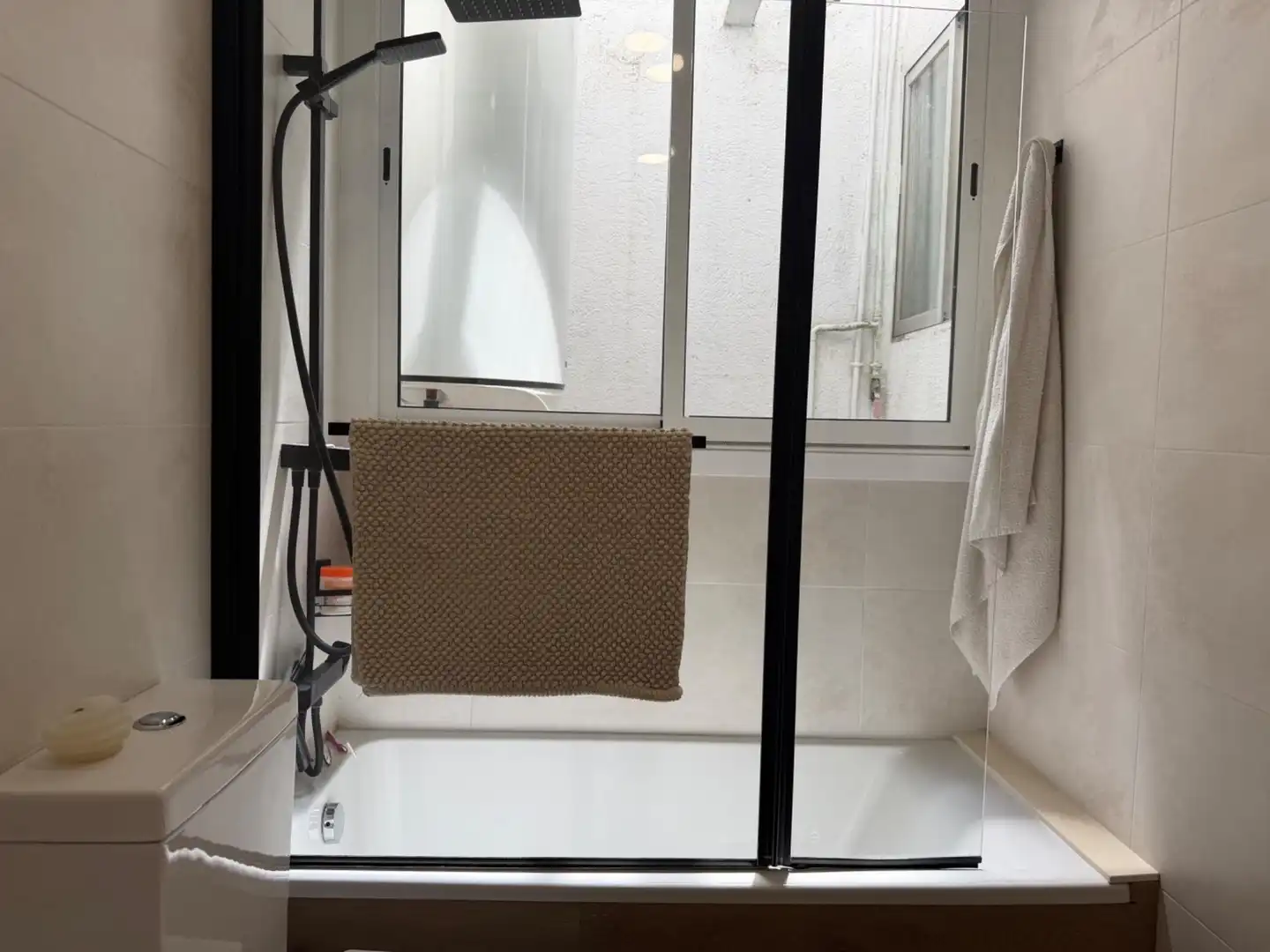 Badezimmer von Dachboden zum Verkauf in Mataró mit Klimaanlage, Heizung und Parkett