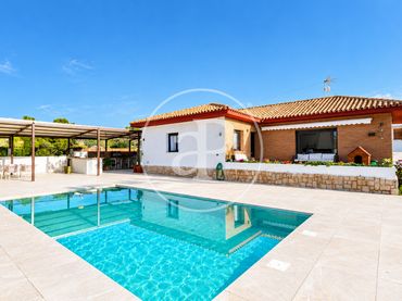 Casa amb piscina en venda a Sagunto ciudad