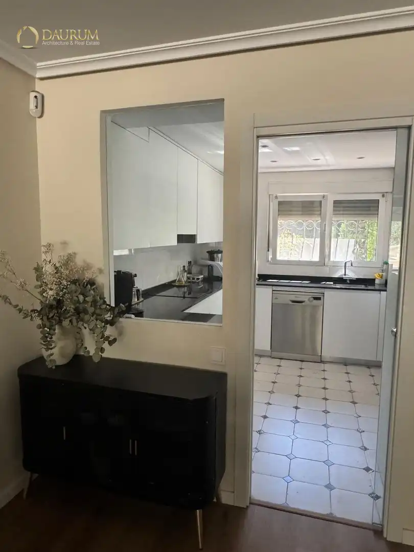 Cocina de Casa adosada en venta en Pozuelo de Alarcón con Aire acondicionado, Calefacción y Jardín privado