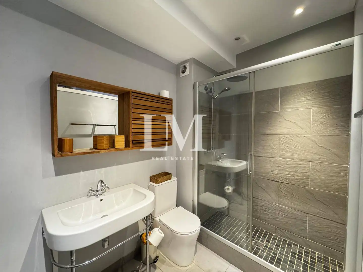 Bathroom of Apartments for rent in Ciutat Vella