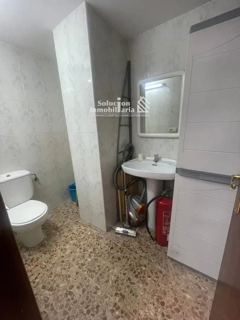 Bany de Local en venda en Salamanca amb Aire condicionat
