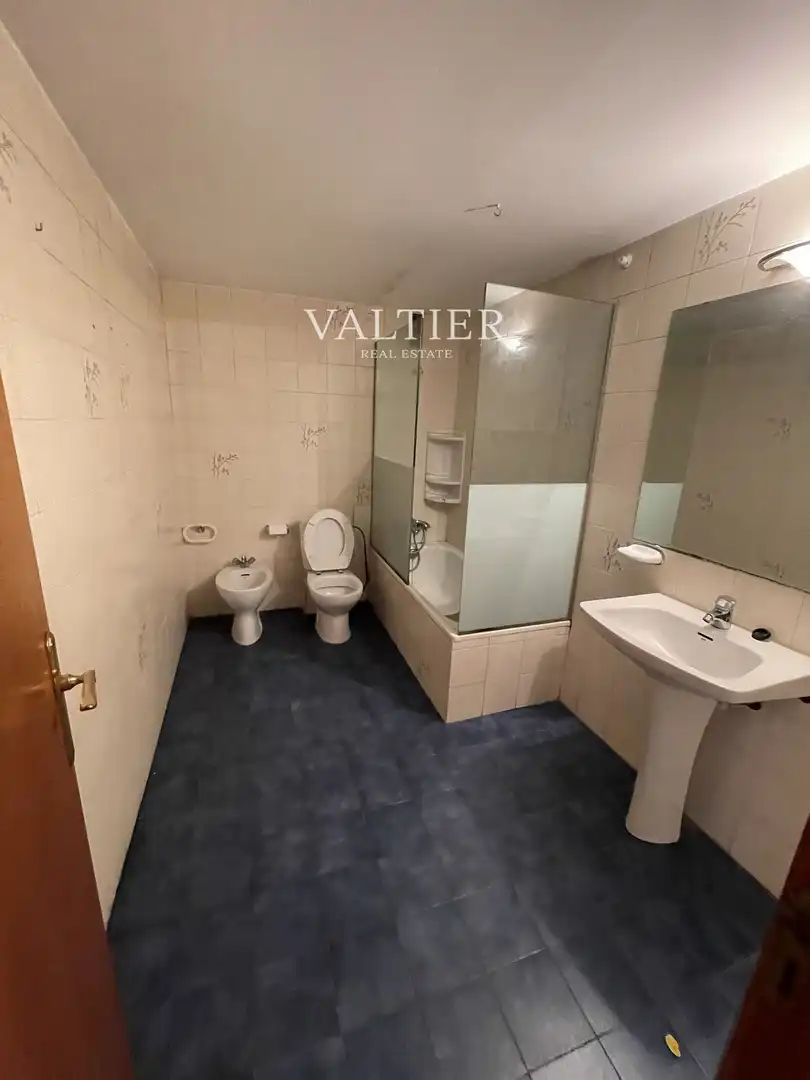 Bany de Pis en venda en  Madrid Capital amb Terrassa