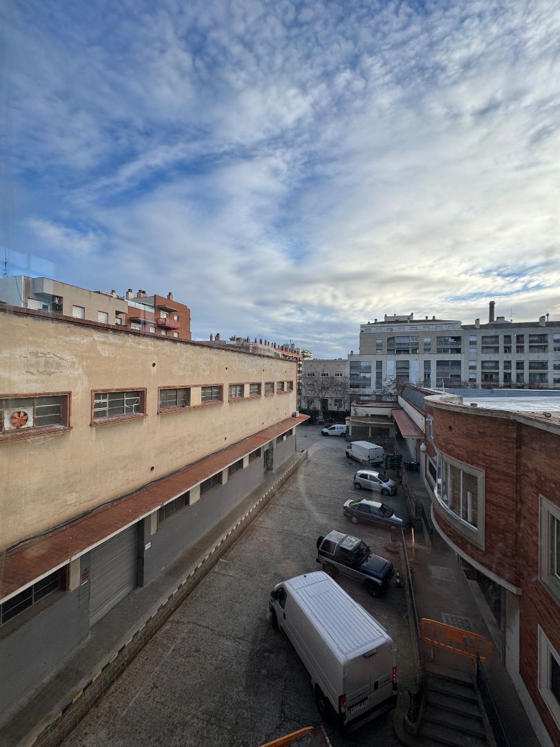 Vista exterior de Nave industrial de alquiler en Sabadell