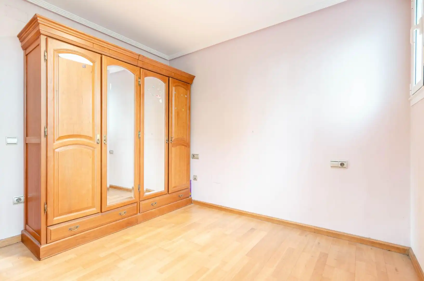 Dormitori de Casa o xalet en venda en Oviedo  amb Calefacció, Terrassa i Traster