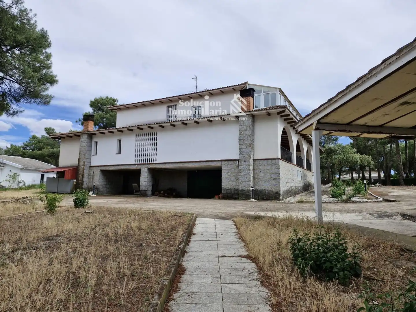 Außenansicht von Einfamilien-Reihenhaus zum Verkauf in Alba de Tormes mit Heizung, Abstellraum und Schwimmbad