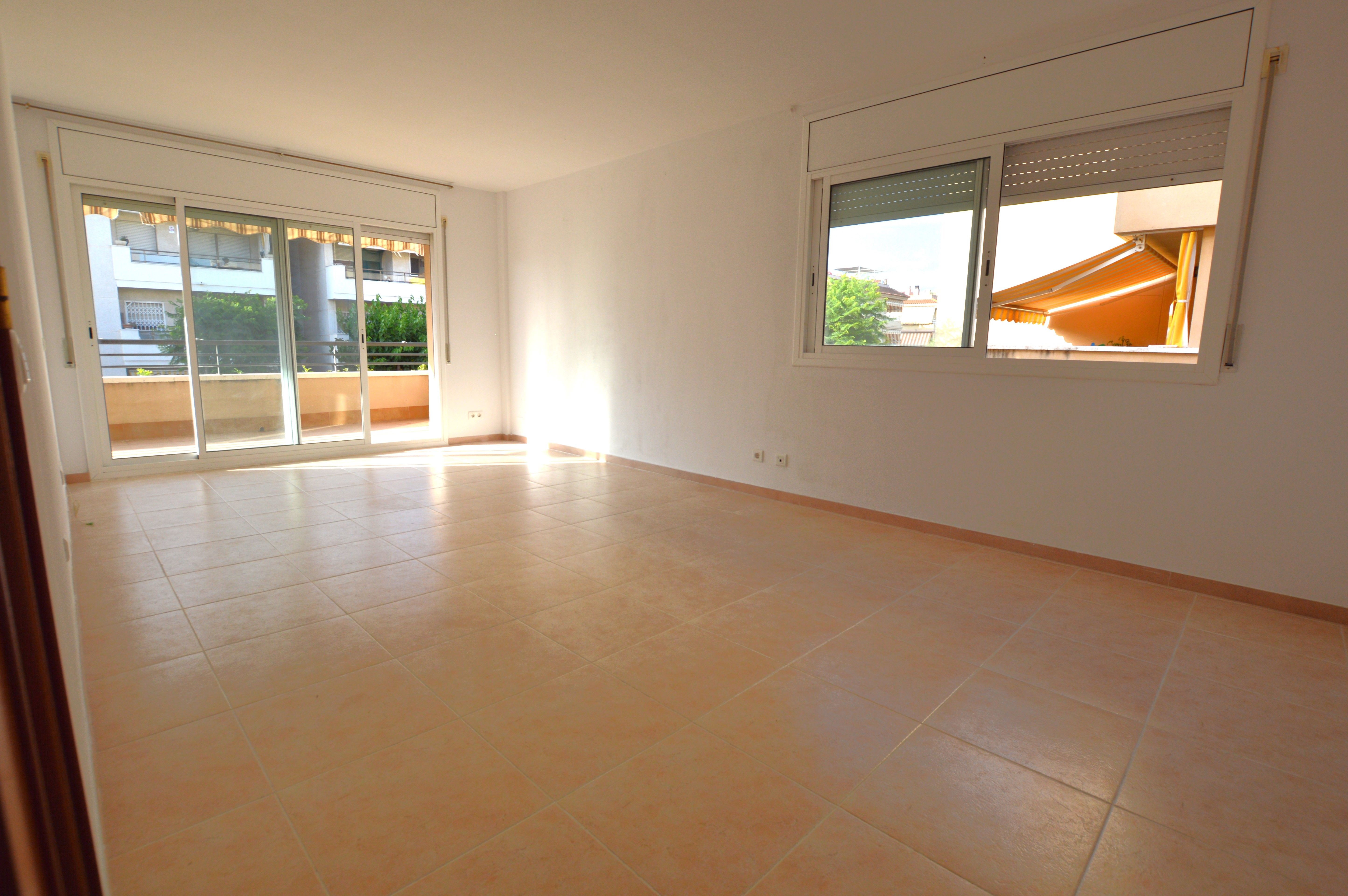 Sala d'estar de Pis en venda en Cubelles amb Terrassa, Traster i Forn