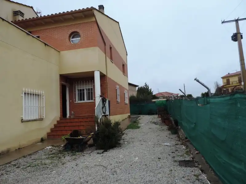 Vista exterior de Casa o chalet en venta en Mondéjar con Calefacción y Terraza