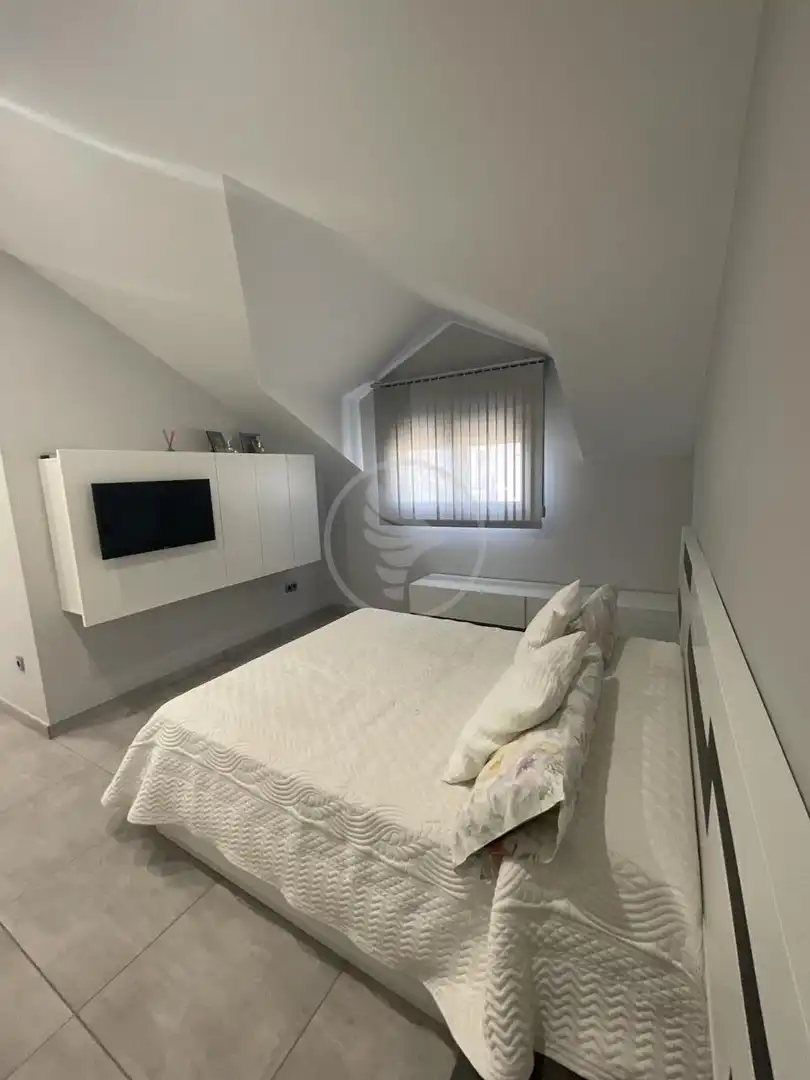Dormitori de Casa o xalet en venda en Linares amb Aire condicionat, Jardí privat i Piscina