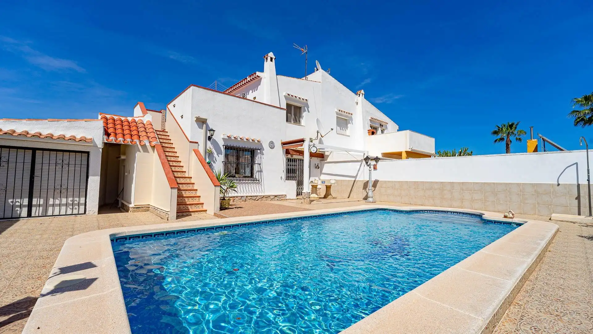 Piscina de Casa adosada en venda en Torrevieja amb Jardí privat, Traster i Piscina