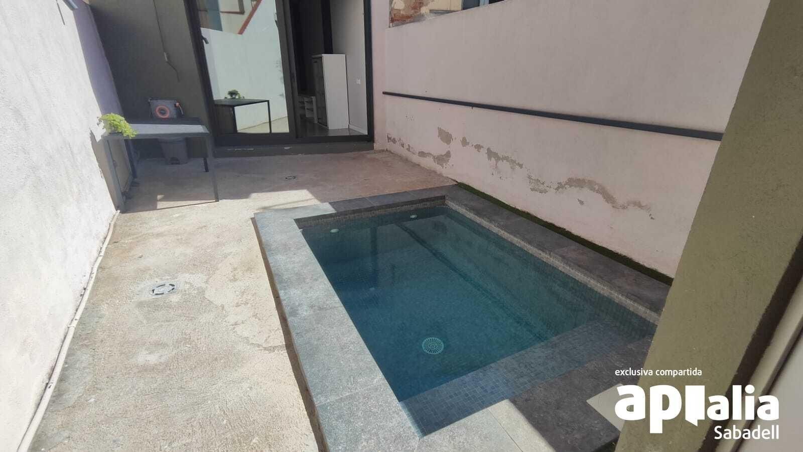 Piscina de Casa adosada en venta en Sabadell con Calefacción, Jardín privado y Terraza