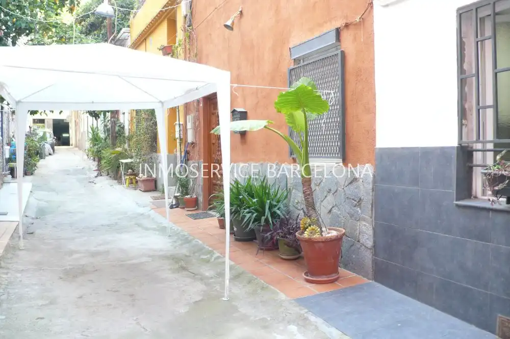 Vista exterior de Casa adosada en venta en Barcelona con Aire acondicionado, Calefacción y Terraza