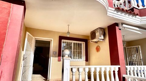 Chalet luminoso con 2 patios y terraza, trastero y piscina | 11 min playa, imatge 2