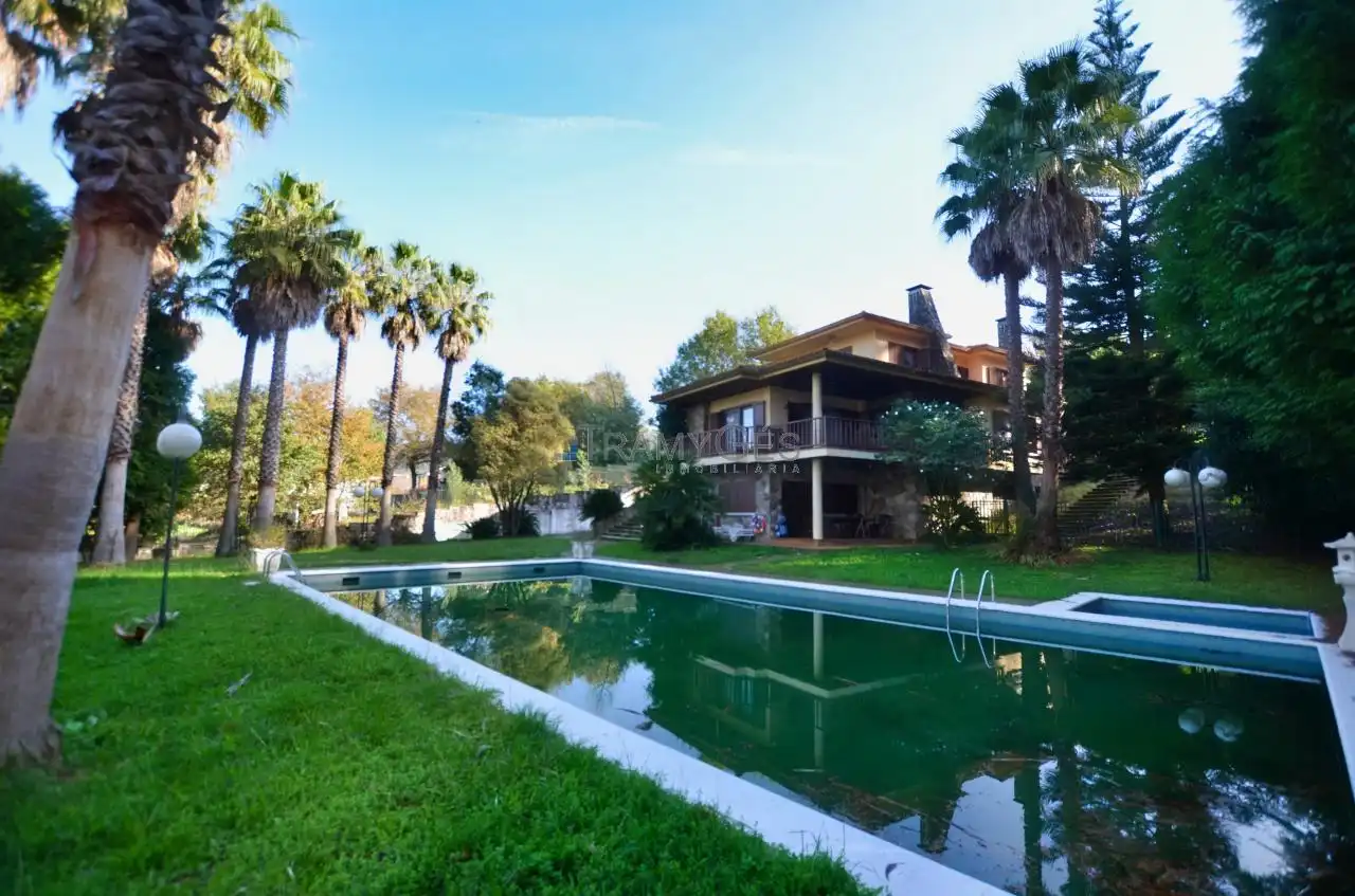 Detached house with pool for sale in BASTIDA