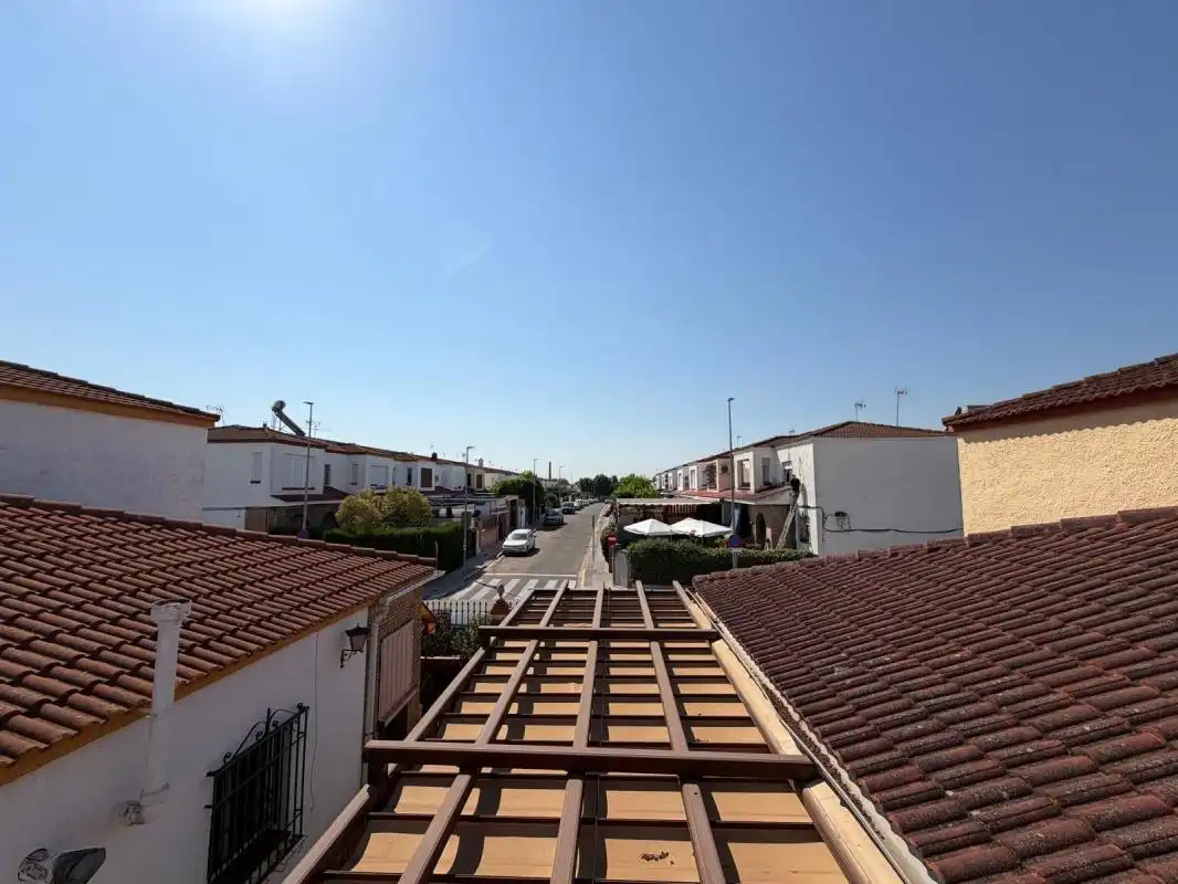 Vista exterior de Casa adosada en venda en Dos Hermanas amb Aire condicionat, Calefacció i Terrassa