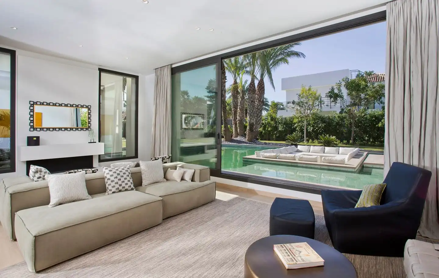 Casa con piscina en venta en San Pedro de Alcántara, imagen 2