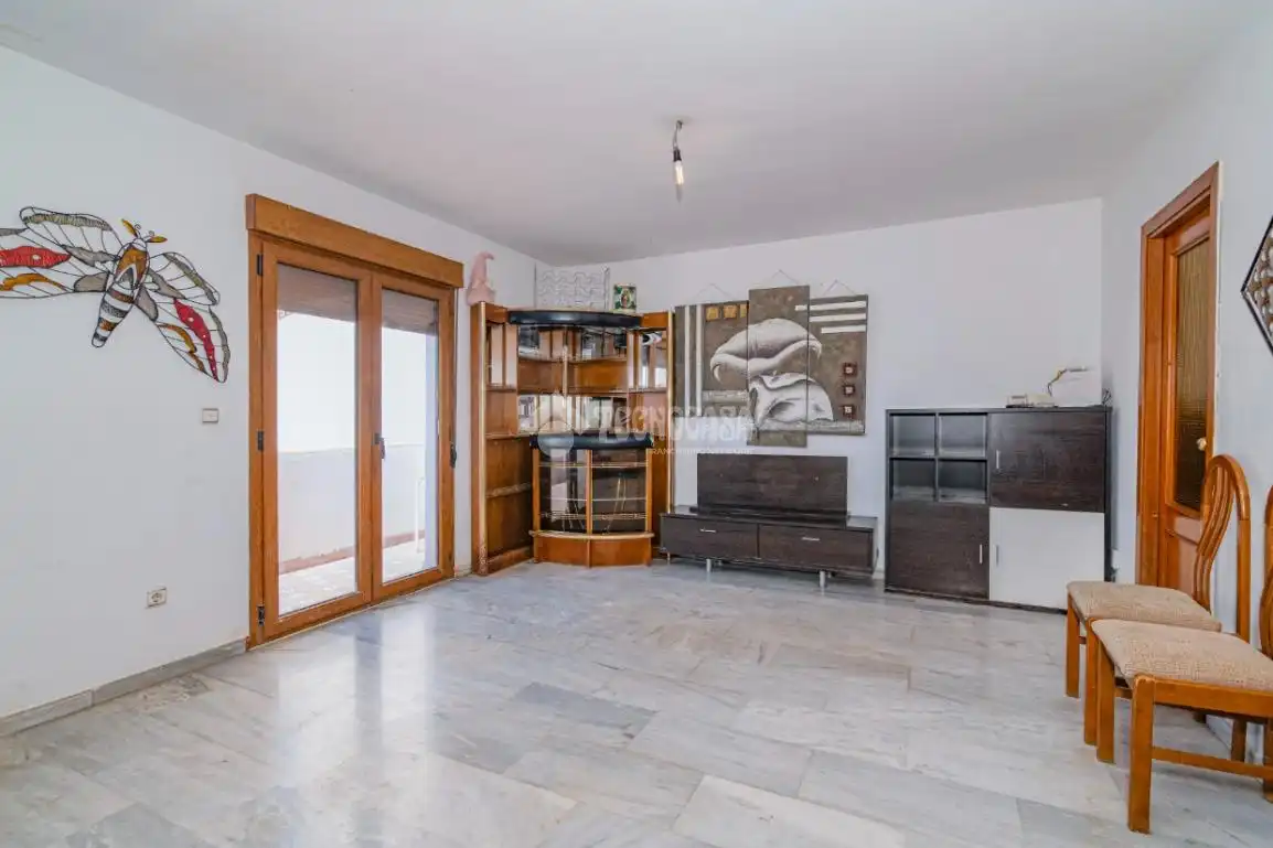 Sala d'estar de Casa adosada en venda en La Zubia amb Terrassa i Piscina comunitària