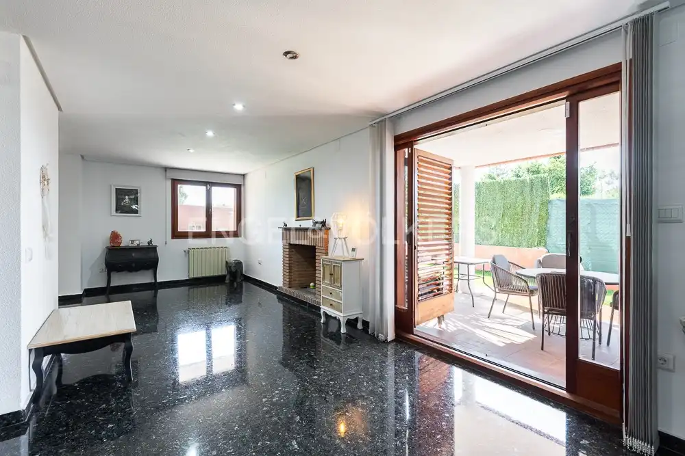 Vista exterior de Casa o xalet en venda en Paterna amb Aire condicionat, Calefacció i Jardí privat