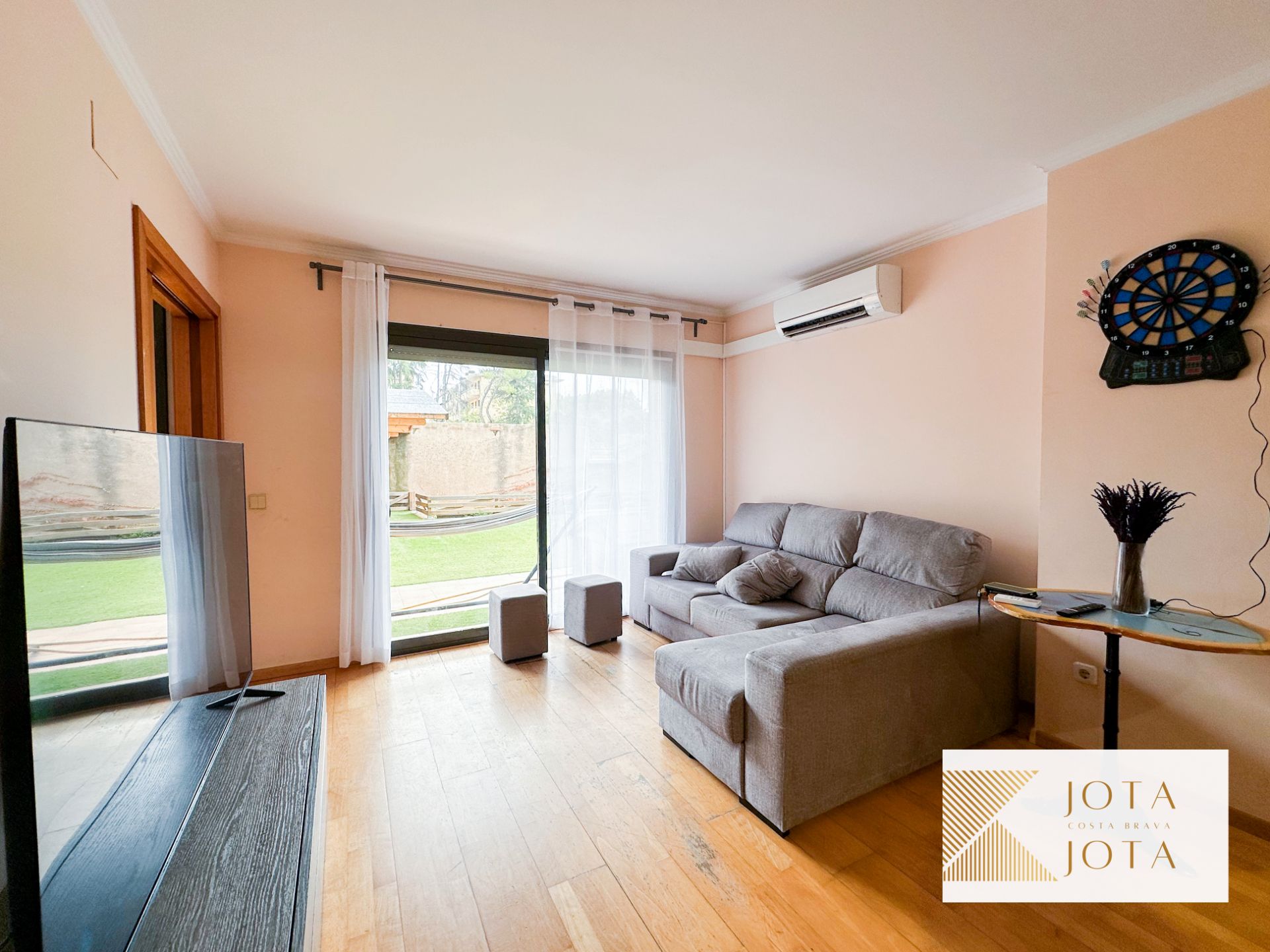 Living room of Flat for sale in Girona Capital  with Air Conditioner, Heating and Private garden
